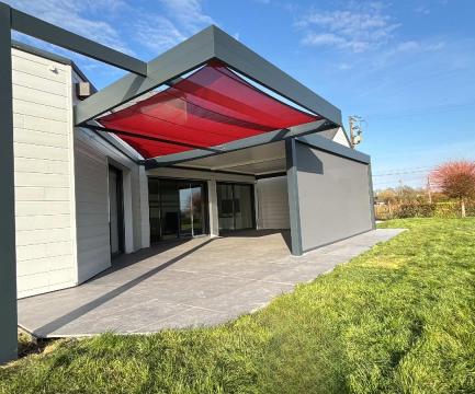 Photo après travaux montrant la pergola installée à Bierné-les-Villages, réalisée par EnjoyHome, offrant un espace extérieur élégant et fonctionnel
