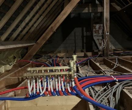 Tuyauterie de pompe à chaleur air/eau lors de l’installation en remplacement d’un chauffage fioul