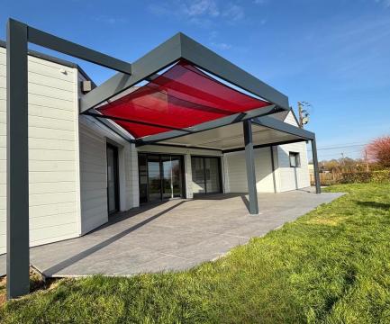 Photo après travaux montrant la pergola installée à Bierné-les-Villages, réalisée par EnjoyHome, offrant un espace extérieur élégant et fonctionnel