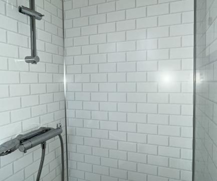 Photo après travaux montrant la rénovation complète d’une salle de bains moderne réalisée par EnjoyHome à Rennes