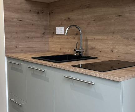 Photo après travaux montrant le changement de cuisine moderne réalisé par EnjoyHome à Rennes